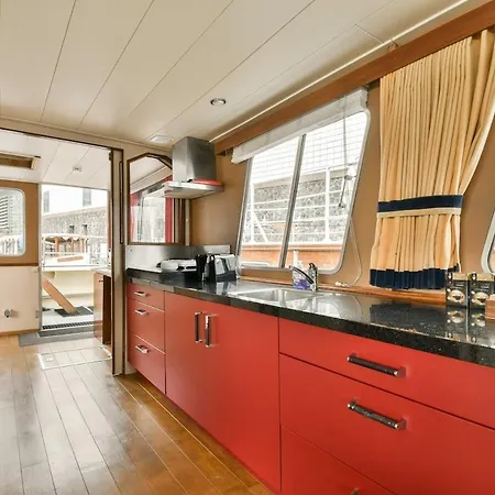 Authentic Houseboat Amalia ספינת מלון *