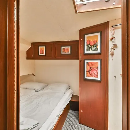ספינת מלון Authentic Houseboat Amalia