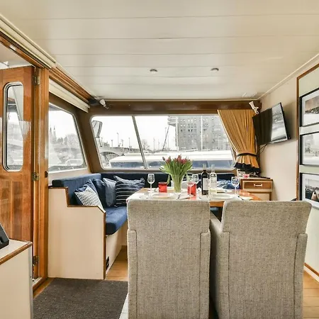 Authentic Houseboat Amalia אמסטרדם