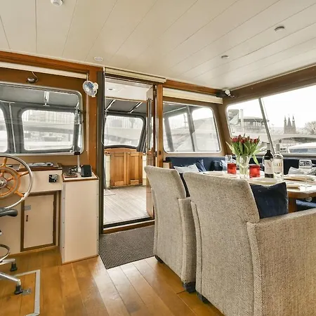 Authentic Houseboat Amalia אמסטרדם