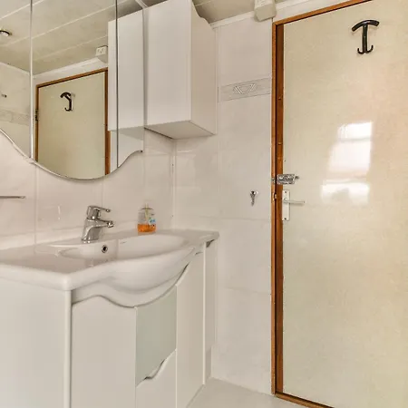 ספינת מלון Authentic Houseboat Amalia *