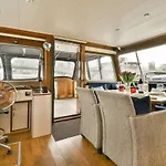 Authentic Houseboat Amalia أمستردام
