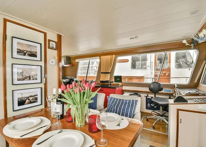 Authentic Houseboat Amalia Amsterdam