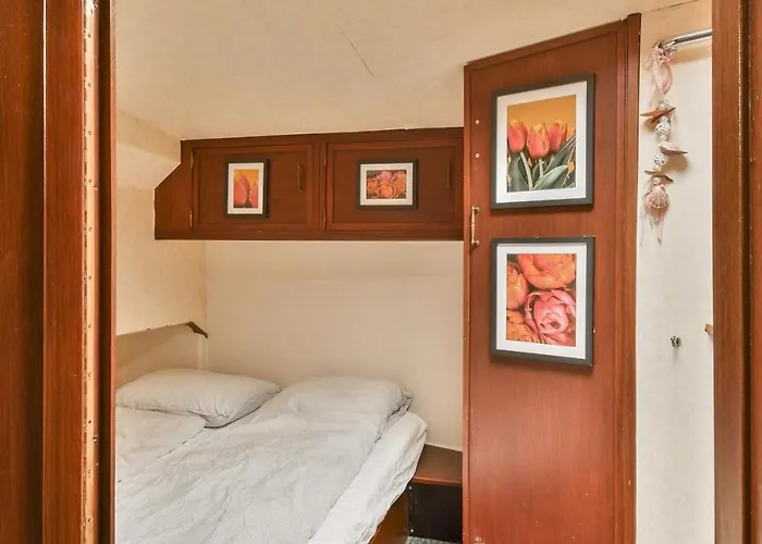 Botel Authentic Houseboat Amalia