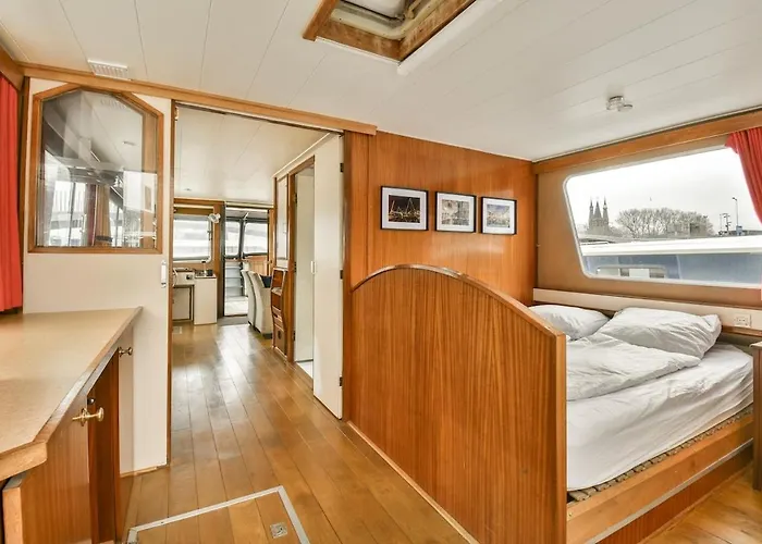 Authentic Houseboat Amalia *